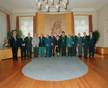 822484 Groepsportret met burgemeester mr. I.W. Opstelten (6e van rechts) te midden van de personen die zojuist ...